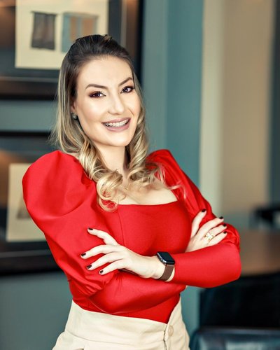 Foto de Larissa Farah, palestrante da mesa-redonda sobre violências invisíveis na adolescência