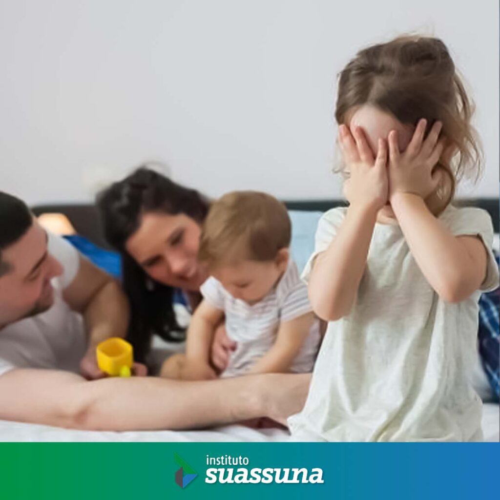 Mamãe, eu sou a irmã mais velha! Mas você se esqueceu que eu ainda sou criança?